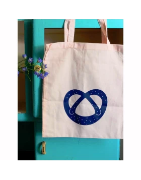 Handbedruckte Stofftasche mit Brezelmotiv rosa